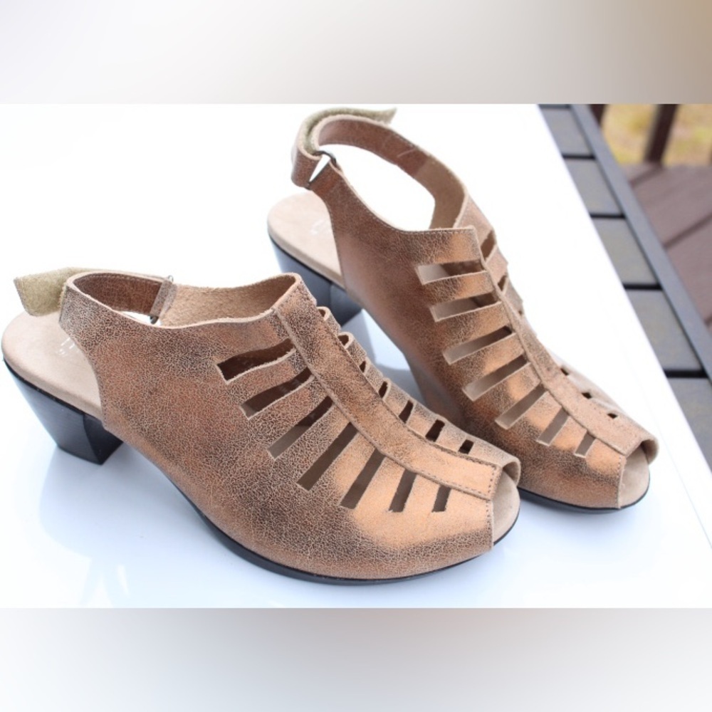 Munro Abbey cutout sandals